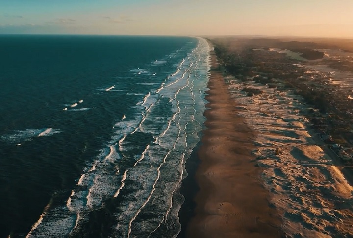 Por conta das ondas gigantes, a região do Cabo de Santa Marta, onde a Laje está localizada, tem histórico de naufrágios.
