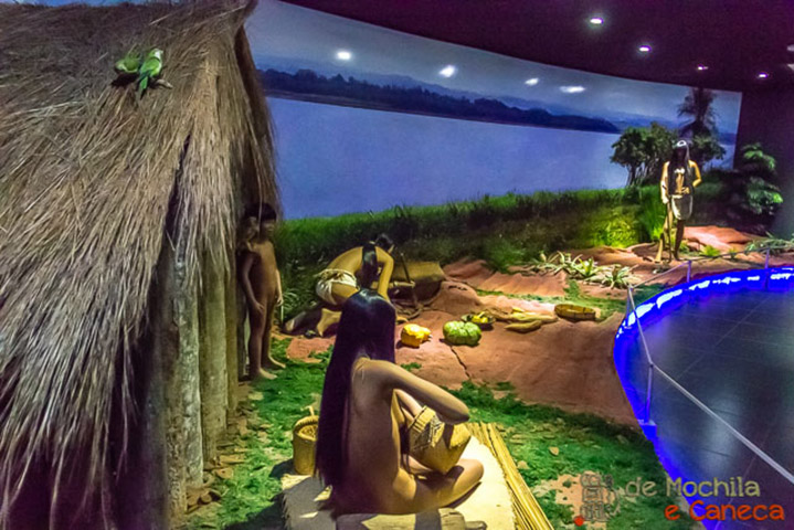 Situado à beira da Supercarretera, estrada que liga Ciudad del Este a Hernandarias e à usina de Itaipu, o Museu da Terra Guarani tem peças que contam desde a chegada dos primeiros humanos há mais de 6 mil anos até a atualidade, passando pela cultura dos guaranis e pelas missões dos jesuítas. 