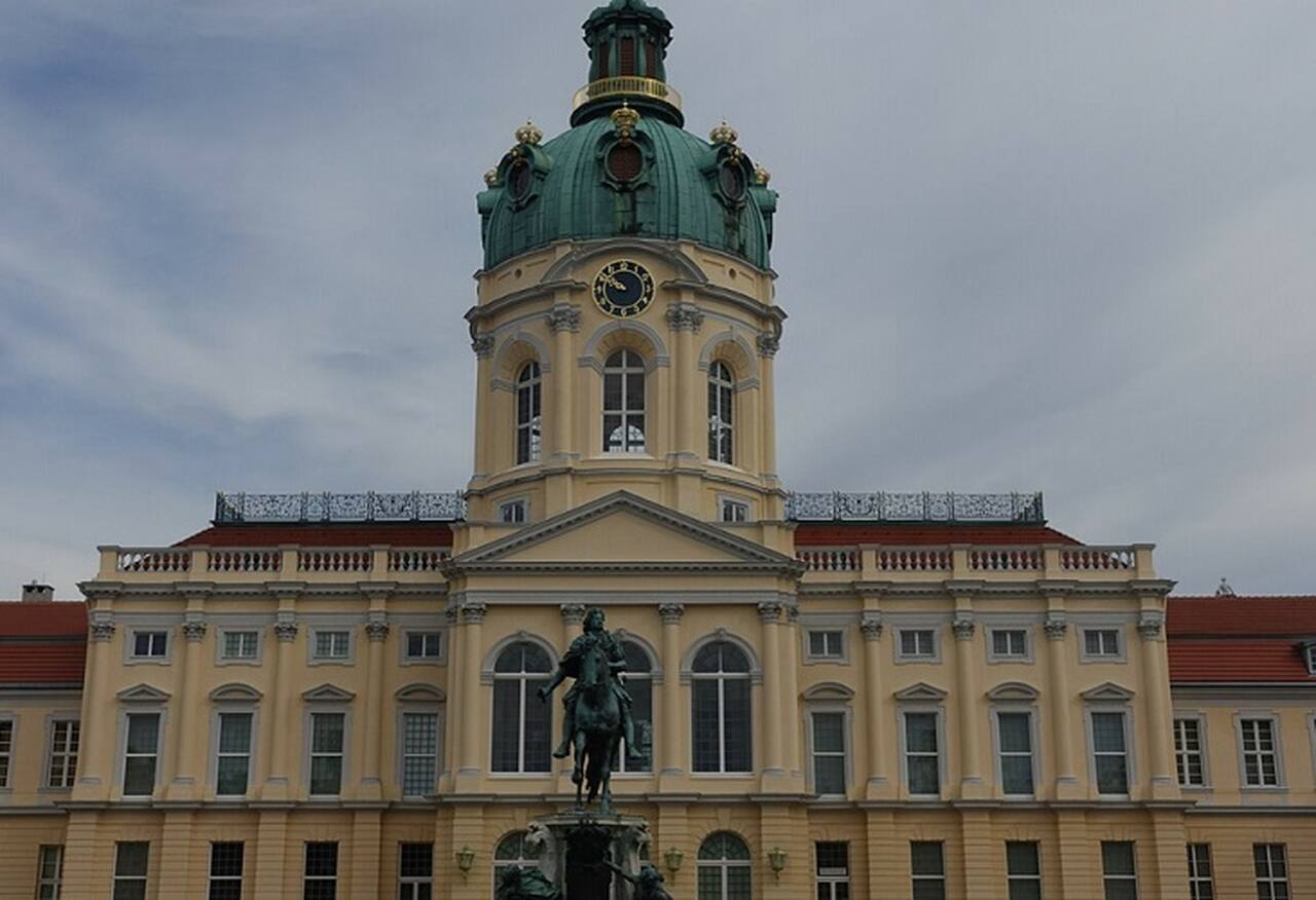Palácio de Charlottenburg (Schloss Charlottenburg) - Descrição: Construído no final do século XVII, o Palácio de Charlottenburg é o maior palácio de Berlim e uma das melhores representações do barroco na Alemanha - Localização: Charlottenburg - Referências Históricas: Foi residência de verão da rainha Sofia Carlota e reflete o esplendor da Prússia