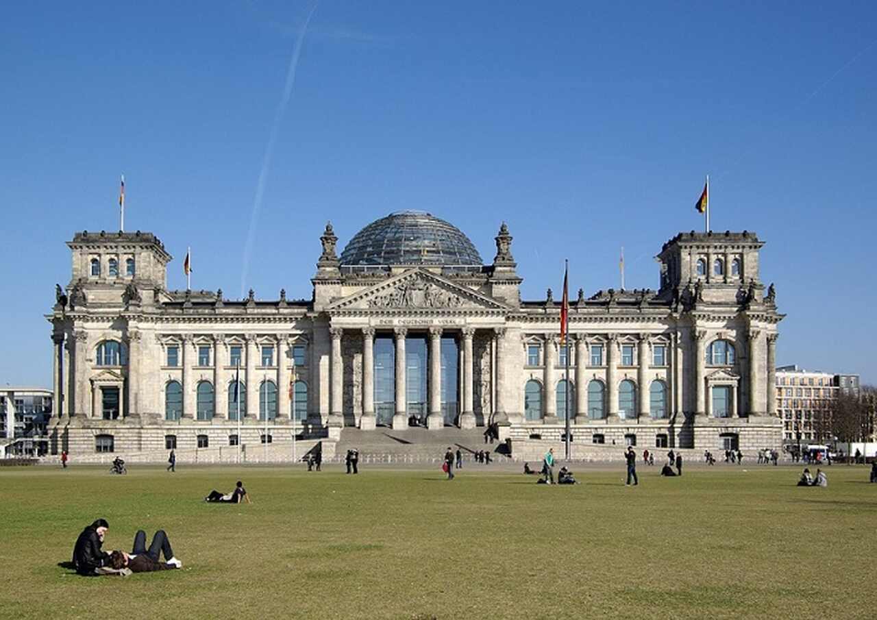 Reichstag - Descrição: O edifício do Reichstag, sede do parlamento alemão, foi inaugurado em 1894. Sua famosa cúpula de vidro, adicionada após a reunificação, oferece vistas panorâmicas de Berlim - Localização: Platz der Republik - Referências Históricas: O Reichstag foi incendiado em 1933, um evento que os nazistas usaram para consolidar seu poder