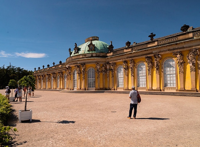 Palácio e Parque Sanssouci (Schloss Sanssouci) - Descrição: Localizado em Potsdam, próximo a Berlim, o Palácio Sanssouci foi construído em 1745 como residência de verão do rei prussiano Frederico, o Grande. O palácio e seus jardins são um exemplo do rococó - Localização: Potsdam - Referências Históricas: Conhecido como o Versalhes de Berlim, Sanssouci foi um refúgio para o rei e é Patrimônio Mundial da UNESCO