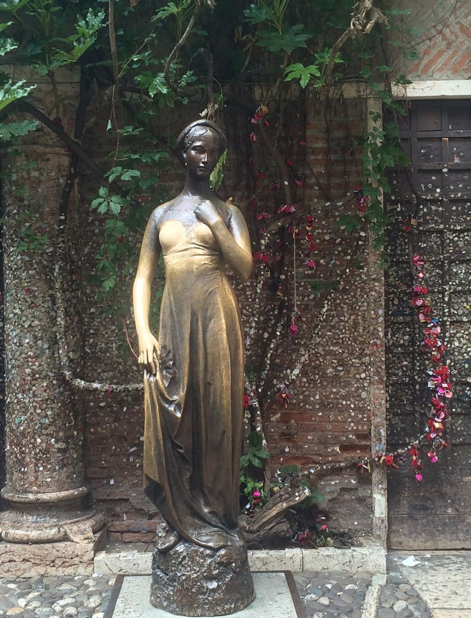 No pátio da casa, fica uma estátua de bronze de Julieta e diz a lenda que todo visitante que tocar seu seio direito terá felicidade no casamento.