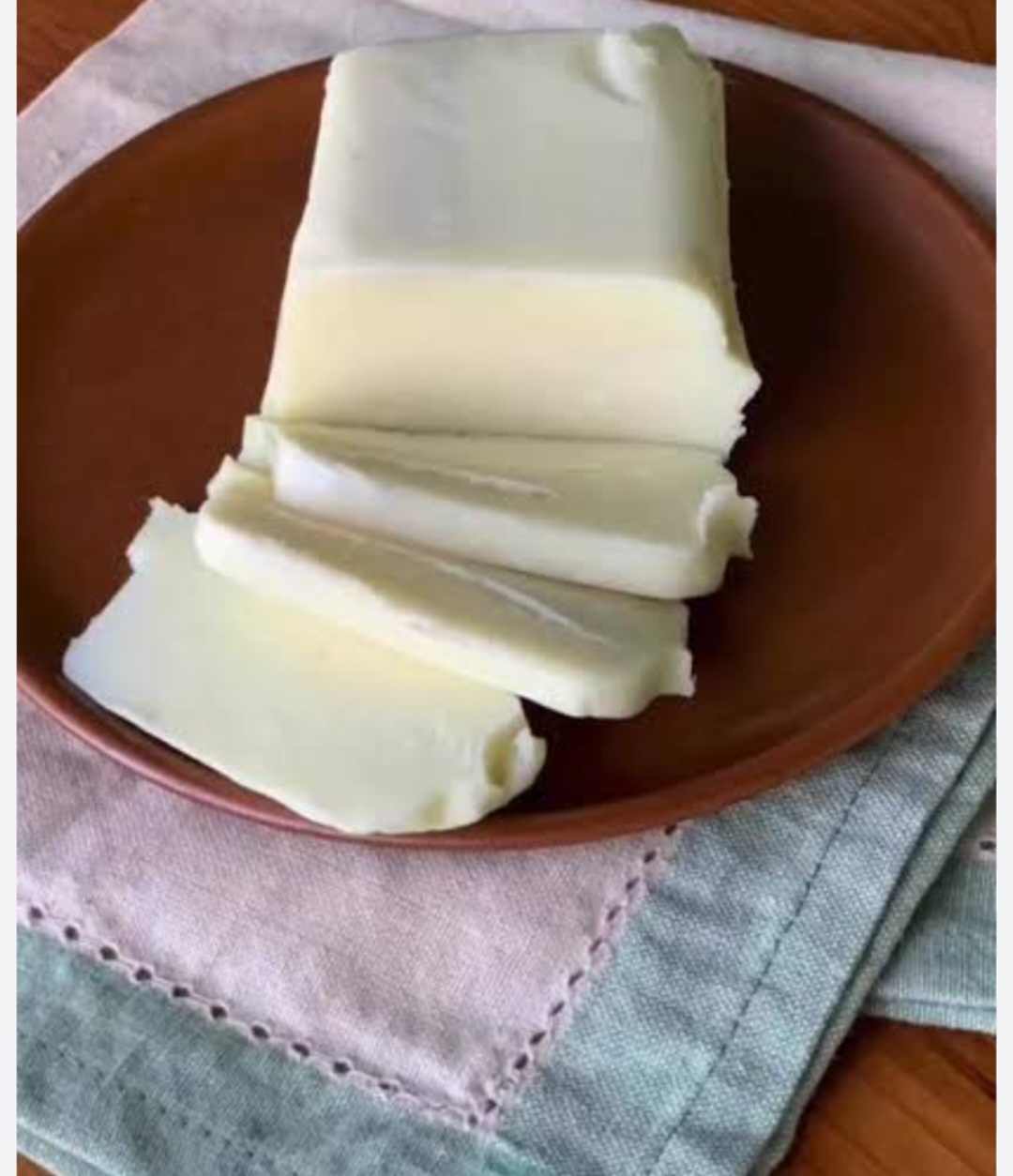 Queijo Marajó –Produzido na Ilha de Marajó, no Pará, é feito com leite de búfala, tem textura cremosa e sabor intenso e amanteigado. É consumido puro, com pães ou em receitas doces e salgadas.