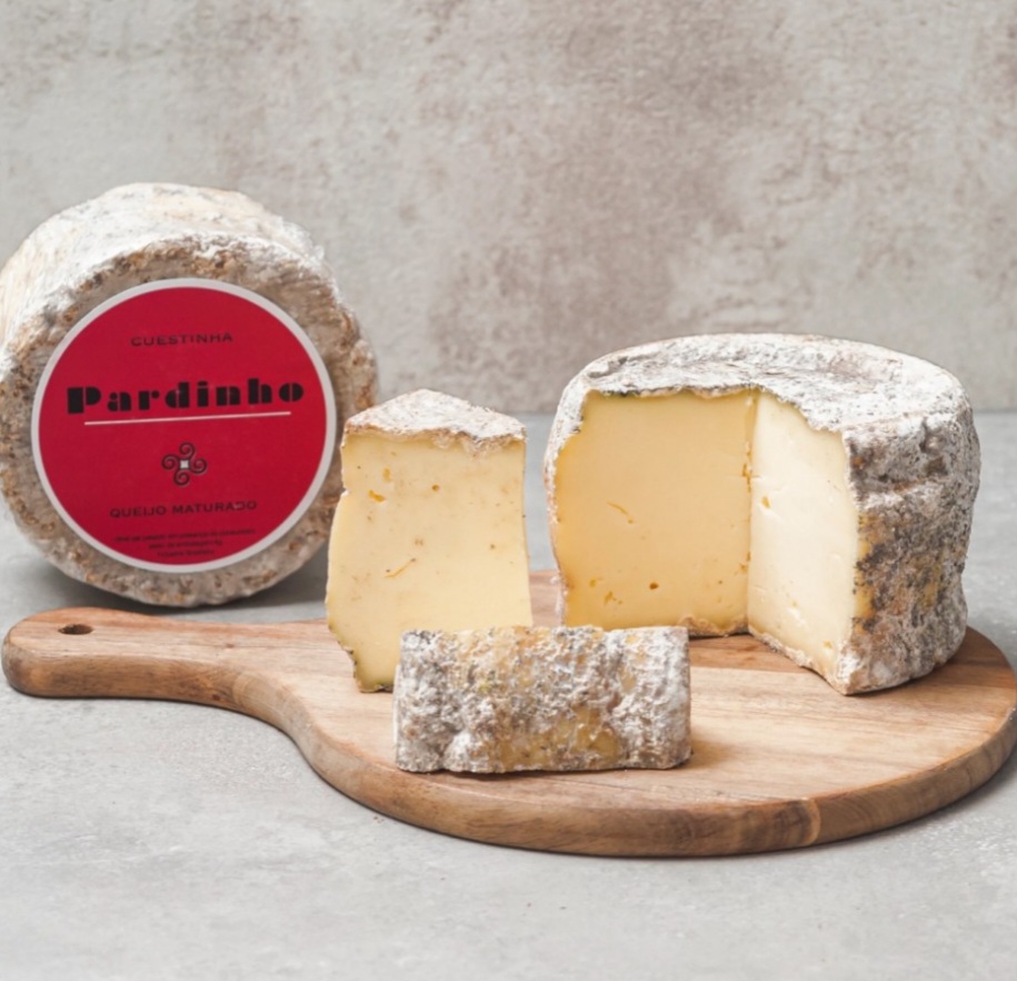 Queijo Cuestinha – De casca lavada e maturação controlada, tem aroma intenso e textura macia. De origem paulista, é feito por produtores artesanais e tem ganhado destaque em concursos internacionais.
