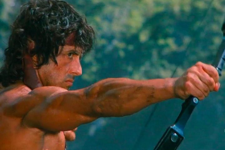 O segundo filme, “Rambo II: A Missão, lançado em 1985, transformou a franquia em um espetáculo de ação explosiva, com Rambo tendo que retornar ao Vietnã para resgatar prisioneiros de guerra.