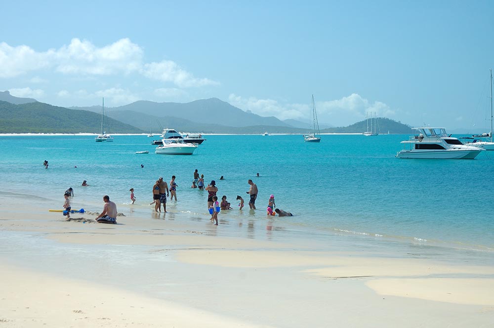 Whitehaven Beach (Austrália): Situada nas Ilhas Whitsunday, tem areia de sílica branca e um mar extremamente tranquilo, ótimo para relaxar e nadar.

