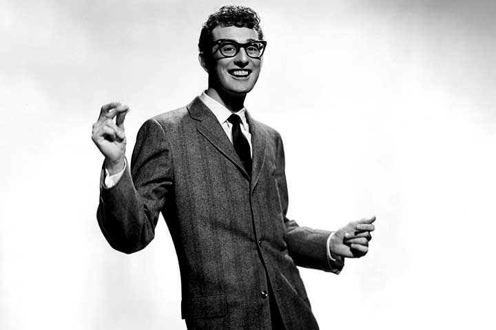 A trajetória de Buddy Holly, nascido Charles Hardin Holley em 7 de setembro de 1936 em Lubbock, Texas, é uma verdadeira lenda do rock'n'roll. Seu visual único e seu talento musical fora de série o tornaram uma figura distinta dentro do emergente movimento do rock nos anos 1950, influenciando artistas até os dias de hoje.