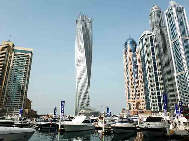 Dubai, cidade nos Emirados Árabes Unidos, tornou-se símbolo global da arquitetura arrojada e da busca incessante por recordes verticais. O cenário urbano da cidade, marcado por linhas futuristas e estruturas ousadas, chama atenção por ir além da simples altura. Incluindo até mesmo problemas por conta disso.