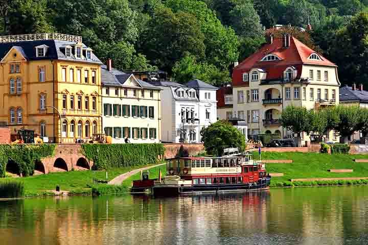 Localizada às margens do rio Neckar, de Baden-Württemberg, Heidelberg abriga a universidade mais antiga da Alemanha. Ela sobreviveu à Segunda Guerra Mundial e seu centro histórico medieval, hoje, é considerado Patrimônio da Humanidade pela UNESCO.