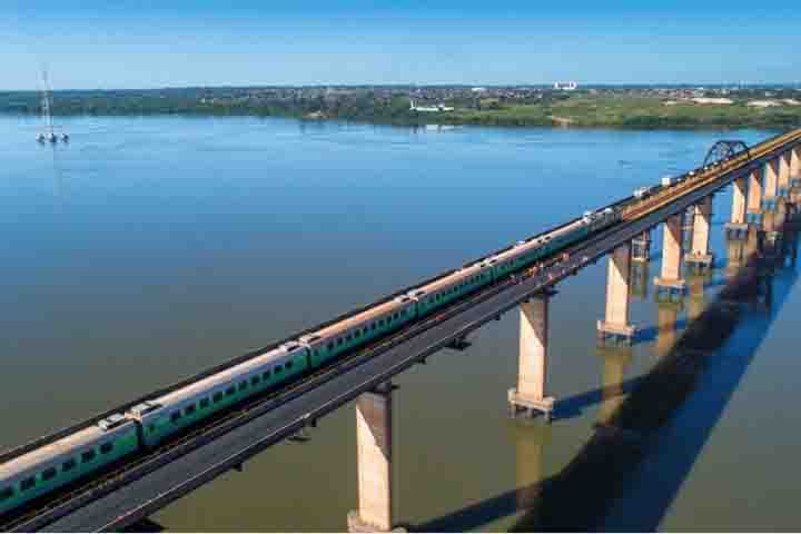 A construção da EFC foi fundamental para escoar a produção mineral da região de Carajás, que abriga uma das maiores minas de ferro a céu aberto do mundo.