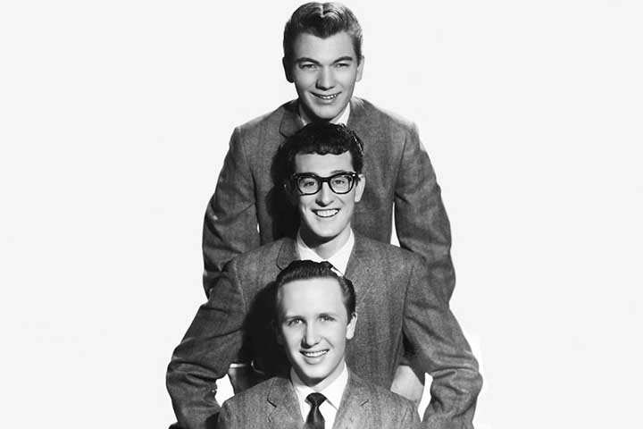 Ao lado dos Crickets, Buddy Holly gravou uma série de sucessos imortais, como Oh, Boy!, Peggy Sue e Everyday. Sua música se destacou por letras poéticas e melodias sofisticadas, estabelecendo um novo padrão para a música popular.
