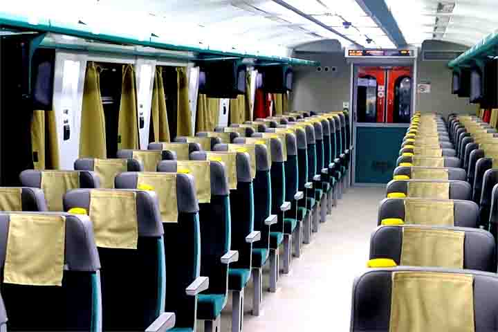 Os vagões são equipados com ar condicionado, acessibilidade para cadeirantes, lanchonete, restaurante e serviço de bordo. O conforto é um diferencial importante para um trajeto longo como esse, que cruza áreas remotas e de difícil acesso. 