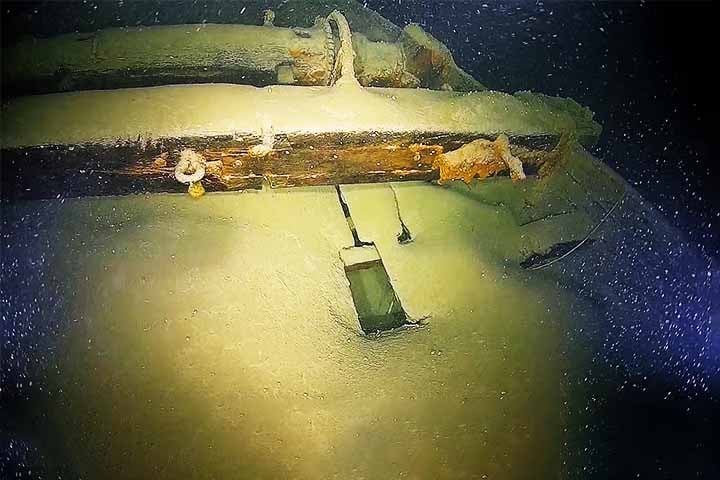 Entre os achados estão um veleiro cargueiro quase intacto, com mastros, cordames e até engrenagens.