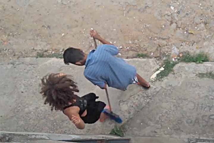 Varrer os pés - Caso uma pessoa tenha os pés varridos acidentalmente por outra, ela jamais se casará. Caso de superstição com punição eterna. 
