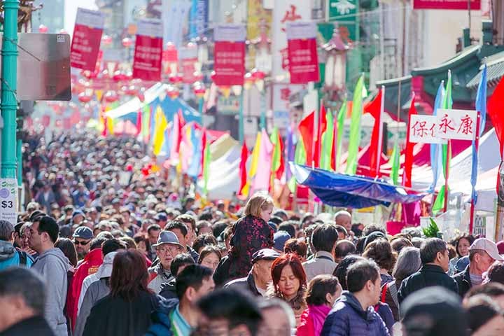 Entre elas está o estímulo para que universidades ofereçam cursos de “educação amorosa”. A ideia é que as instituições de ensino superior convençam os estudantes sobre aspectos positivos sobre casamento, amor, família e fertilidade. 
