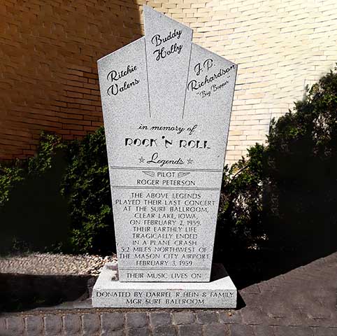 O piloto perdeu a visibilidade e, cerca de 20 minutos após a decolagem, o avião caiu em um campo coberto de neve, a poucos quilômetros de Clear Lake. Todos a bordo morreram instantaneamente.