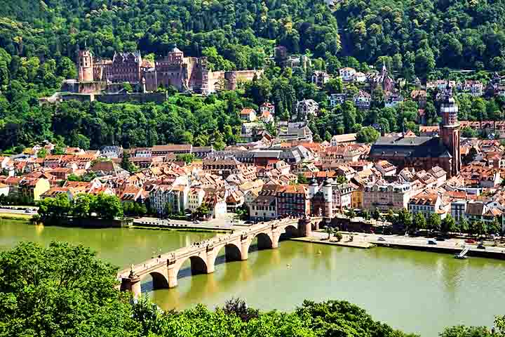 Esta cidade de aproximadamente 163.000 habitantes inspirou grandes nomes como Mark Twain, Johann Wolfgang von Goethe e o pintor William Turner.