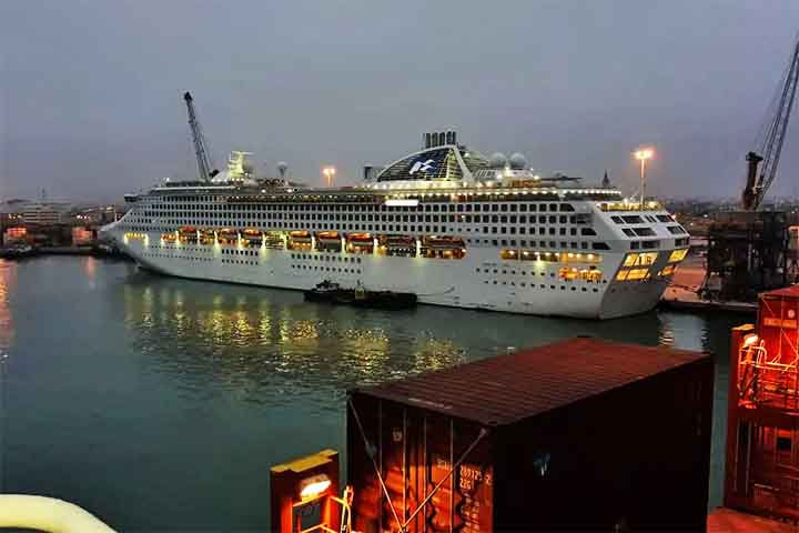 Lima (Callao), Peru: O porto de Callao serve como porta de entrada para Lima, oferecendo aos passageiros de cruzeiros acesso à rica história e gastronomia peruana.
