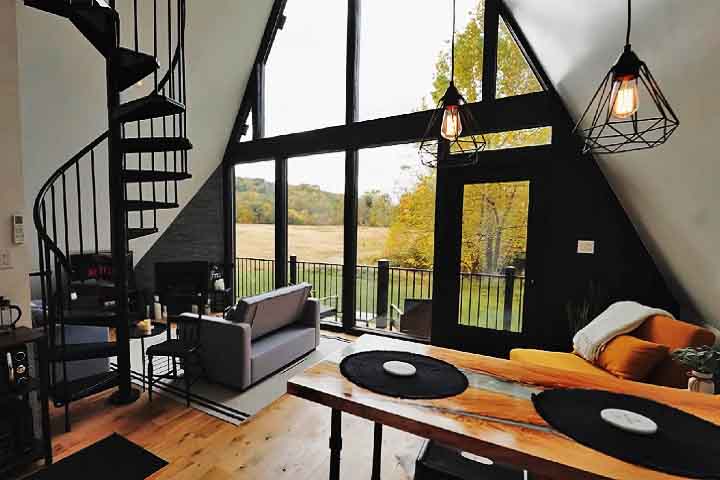 O espaço interno é otimizado e, muitas vezes, inclui áreas de estar amplas, com grandes janelas para integrar o ambiente externo. Ideal para apreciar as vistas!