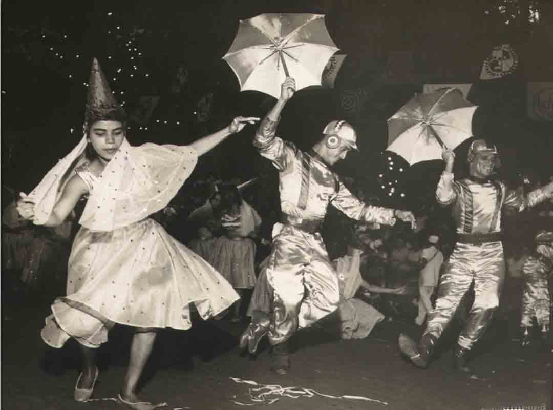 Originalmente, o frevo surgiu em Pernambuco entre o final do século XIX e início do século XX, como um ritmo carnavalesco nascido a partir das marchinhas de Carnaval. Ele teve influência da polca russa, de alguns passos de ballet clássico, e de outras danças afro-brasileiras populares, como o maxixe e a capoeira.
