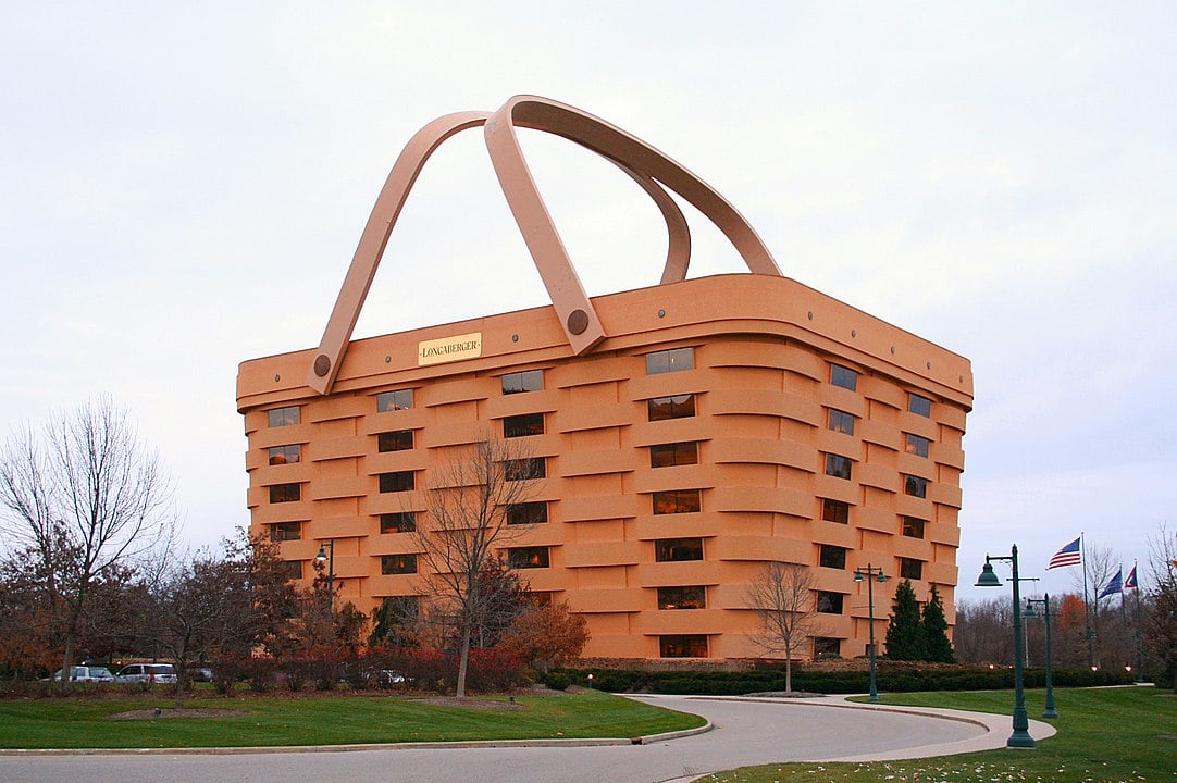 Longaberger Company - EUA - Empresa aberta em 1973, em Ohio, fabricava e distribuía cestas artesanais de madeira. Hoje pertence a uma empresa mais ampla, que também produz alimentos, joias e móveis, entre outros artigos. Mas o incrível formato de cesta foi preservado. 