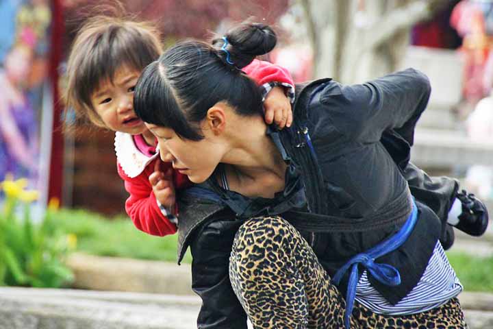 As raízes dessa tendência de queda populacional estão fincadas na antiga política do filho único, que vigorou de 1979 a 2015 em território chinês. Ela restringia severamente o número de filhos por família.
