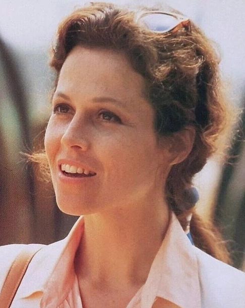 Weaver começou sua carreira no teatro, atuando em produções off-Broadway e também na Broadway. Em 1977, ela fez sua estreia no cinema com um pequeno papel no filme de Woody Allen “Noivo Neurótico, Noiva Nervosa”.