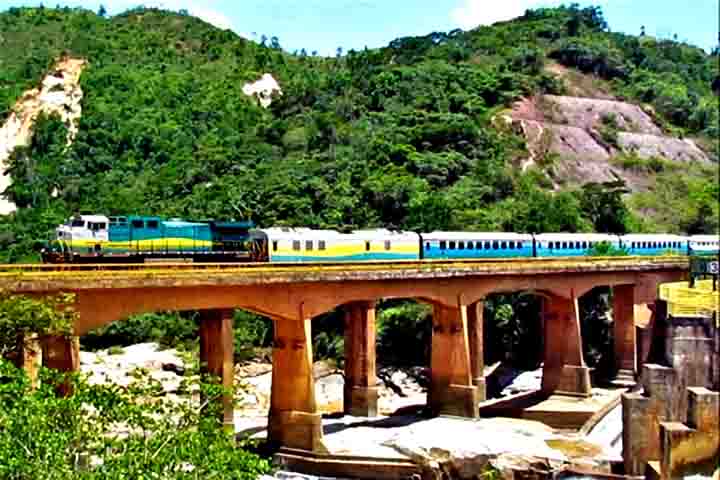 Muitas comunidades dependem do trem como principal forma de deslocamento entre cidades, para questões médicas, comerciais ou familiares.