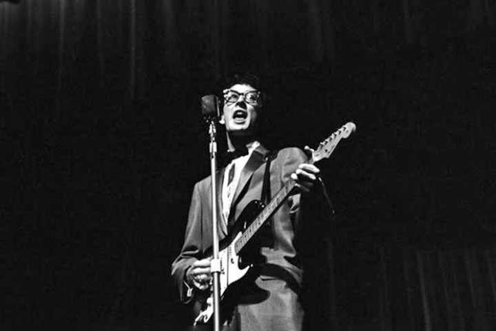 No entanto, no final de 1958, Holly decidiu seguir carreira solo e se mudar para Nova York, onde passou a trabalhar de forma independente, gravando novas músicas, algumas delas mais intimistas, como Peggy Sue Got Married e Learning the Game.