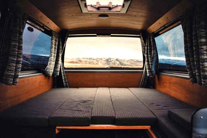 Motorhomes e trailers são equipados com cozinha, cama e banheiro, permitindo explorar várias regiões sem a necessidade de reservar acomodações fixas.