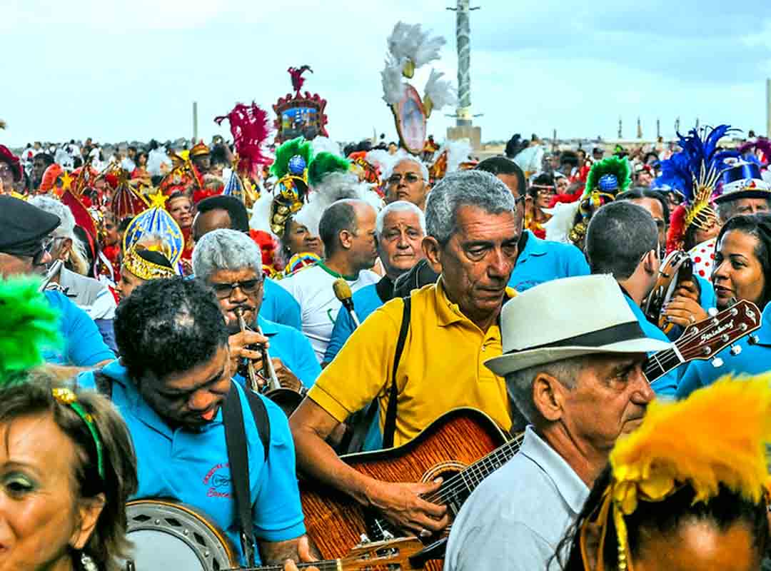 O frevo coqueiro por vezes é considerado uma variante do abafo, tendo como principal característica as notas agudas nos metais e recorrentemente ritmo melódico acentuado executado pelas palhetas. Este tipo de frevo é em função do volume sonoro atingido com a dinâmica forte nos ataques dos metais em notas altas. Como nas músicas de Severino Araújo, que esteve à frente da Orquestra Tabajara por mais de 70 anos.