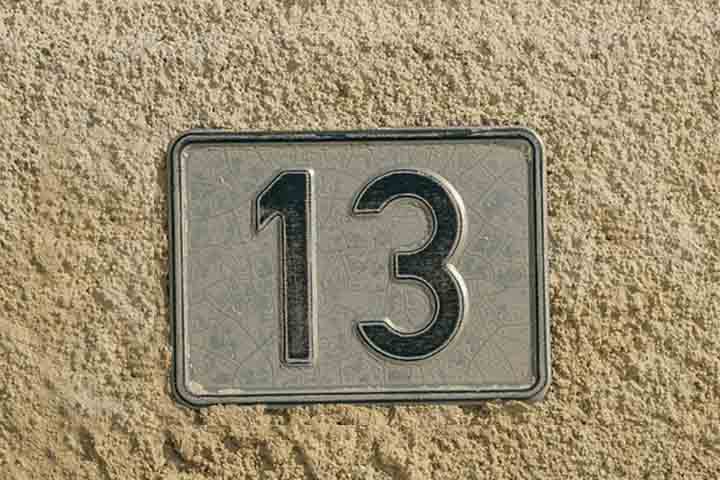 O número 13 - No Brasil, essa numeração é cercada de amor e ódio. Para uns, traz sorte, enquanto outros a associam a azar. 
