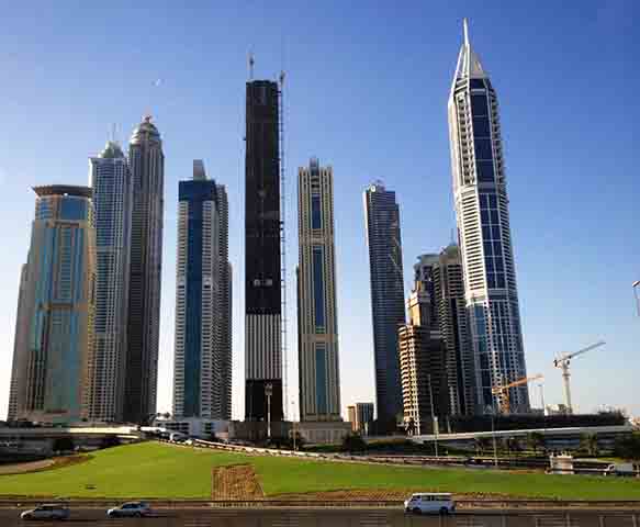 Medindo 393 metros, o 23 Marina é um dos primeiros arranha-céus ultra-altos da cidade a explorar o conceito de penthouses suspensas. Inaugurado em 2012, combina apartamentos de luxo com elevadores privativos em algumas unidades.