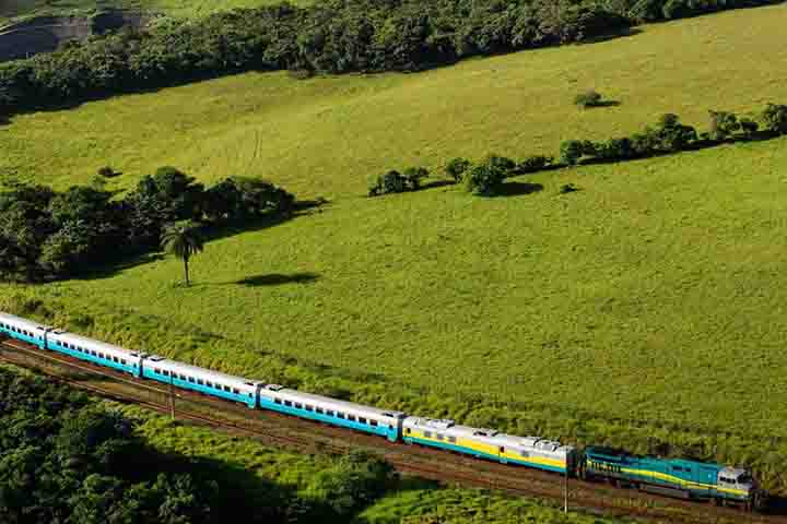 Além de impulsionar a economia nacional, a ferrovia contribui para a integração de diferentes regiões e é uma das poucas no país que mantém transporte regular de passageiros.