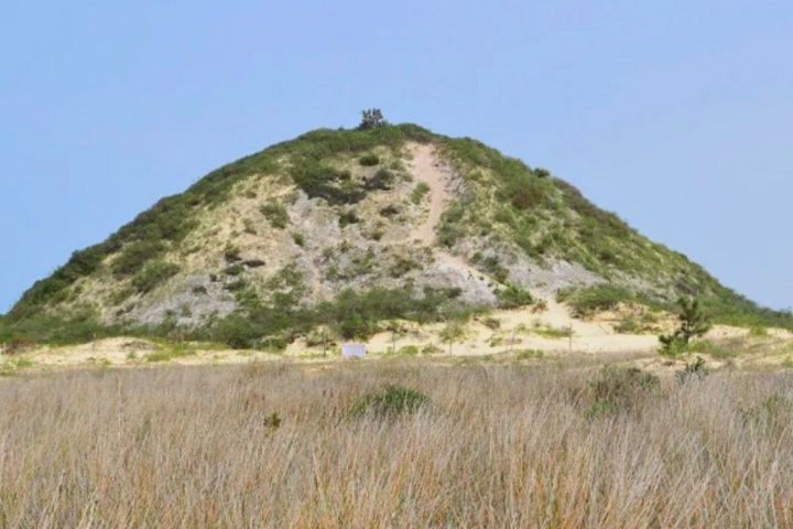 Trata-se do maior sambaqui do mundo, uma formação milenar construída por povos pré-históricos.