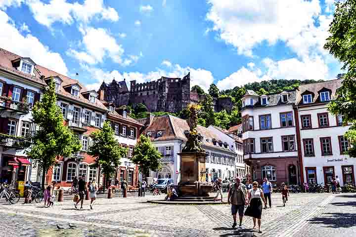 Clemens Pankert, nome verdadeiro do anão, ficou famoso por sua capacidade extraordinária de consumir vinho, cerca de 30 litros por dia. 