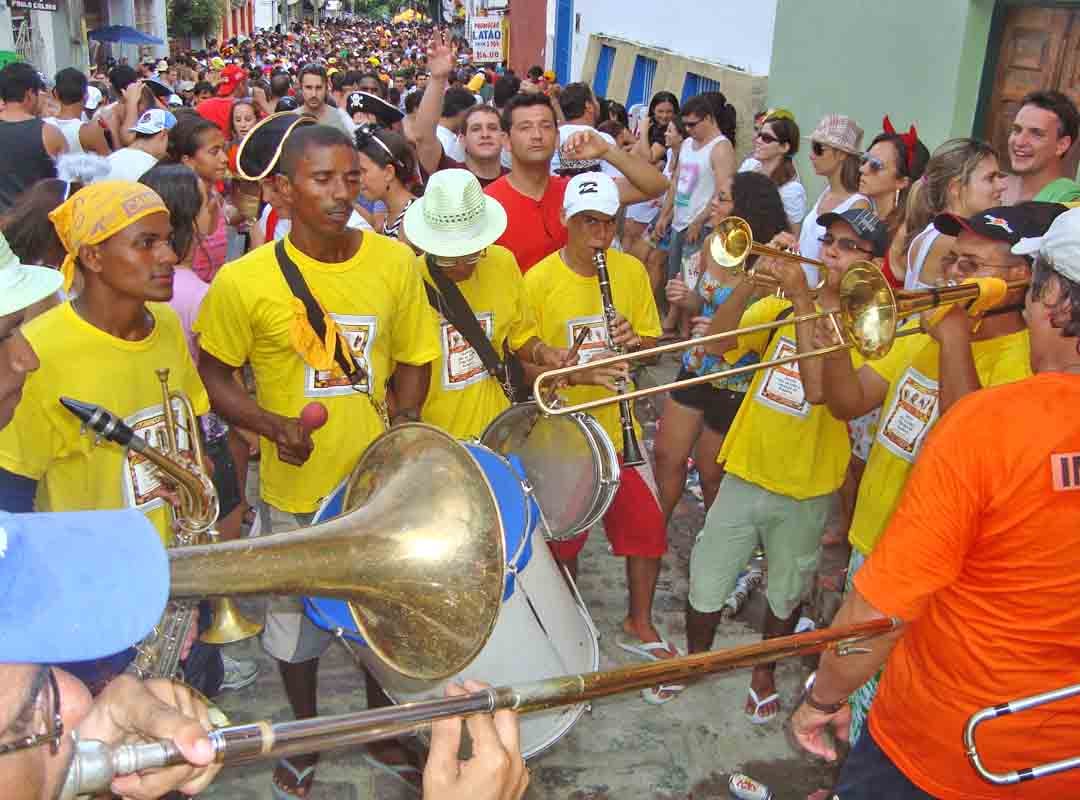 O gênero ganhou letra no frevo-canção e saiu do âmbito pernambucano para tomar o resto do Brasil. Basta dizer que O teu cabelo não nega, de 1932, considerada a composição que fixou o estilo da marchinha carnavalesca carioca, é uma adaptação do compositor Lamartine Babo do frevo Mulata, dos pernambucanos Irmãos Valença