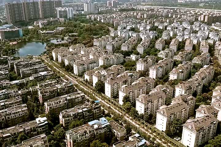 Outro impacto do contexto demográfico desfavorável da China tem sido observado no setor imobiliário, evocando um fantasma que já devastou a economia japonesa: a abundância de unidades residenciais abandonadas ou inacabadas. 

