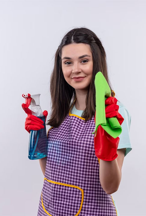 Uma boa solução caseira é uma mistura de 250 ml de água e 250 ml de vinagre branco. Coloque em um borrifador, retire as vestimentas do armário e passe o líquido com um pano limpo. 