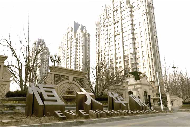 Segundo levantamento do “The New York Times”, cerca de 4 milhões de apartamentos foram finalizados, mas permanecem sem compradores, enquanto outros 10 milhões foram vendidos e ainda não saíram do papel.
