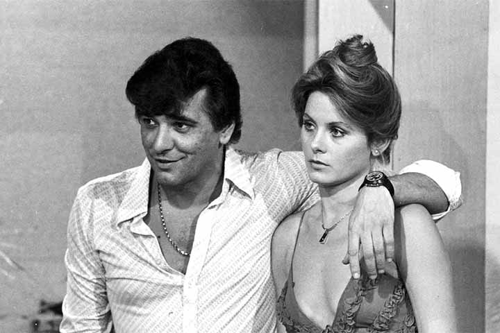 Na sequência, em 1977, Vera Fischer fez sua estreia na TV na novela “Espelho Mágico”, interpretando duas personagens: Diana e Débora. Foi o início de uma sólida e longa parceria com a Rede Globo.
