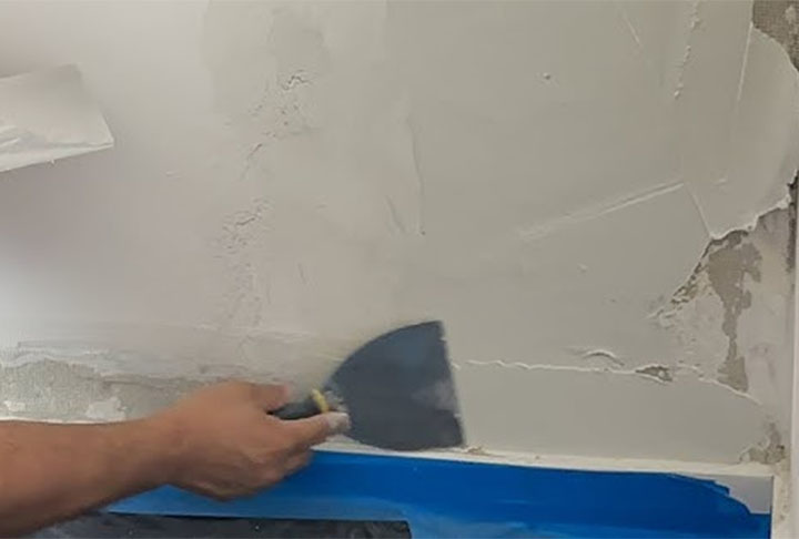 Outro passo essencial é selar fendas e rachaduras. Não utilize silicone, pois também é um item que pode ser consumido pelas traças. O ideal é o uso de cimento ou massa própria para vedação. 