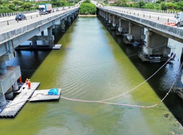A ponte sobre o rio Jaguaribe no km 47 da BR-304, em Aracati, segue com a travessia antiga (sentido Mossoró) em obras 