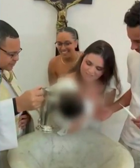 O padre, por sua vez, negou a acusação, afirmando ter dito o nome durante a cerimônia.