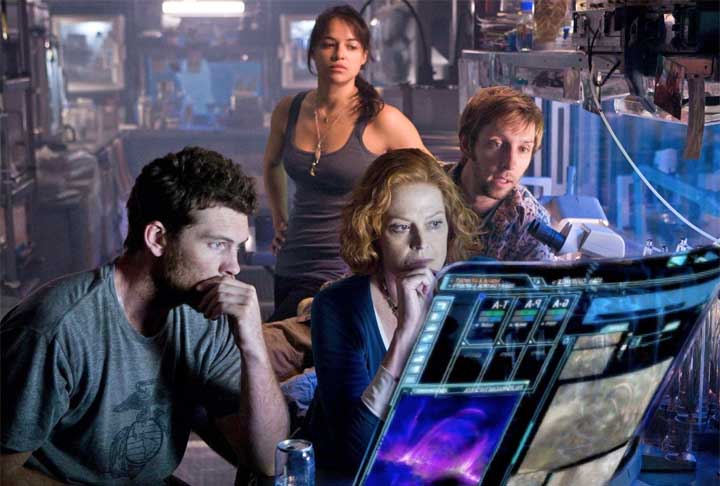 Ela também vai aparecer em flashbacks como a Dra Grace Augustine, a exobiologista humana que liderava o programa Avatar no filme de 2009 e, por morrer no fim da história, só pode aparecer agora em forma de lembranças. 