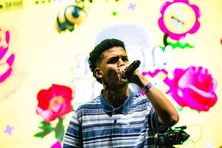 Mostrando personalidade, Tonhão estreou no palco do Duelo Nacional de MCs com uma fantasiado do personagem de anime Naruto