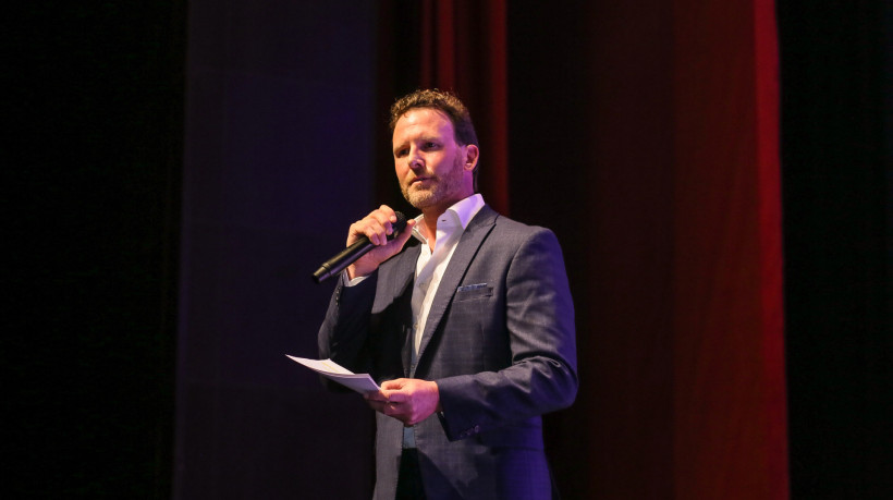 O evento Futura Trends 2025 aconteceu no Teatro RioMar, com participação do palestrante e educador Talib Fisher