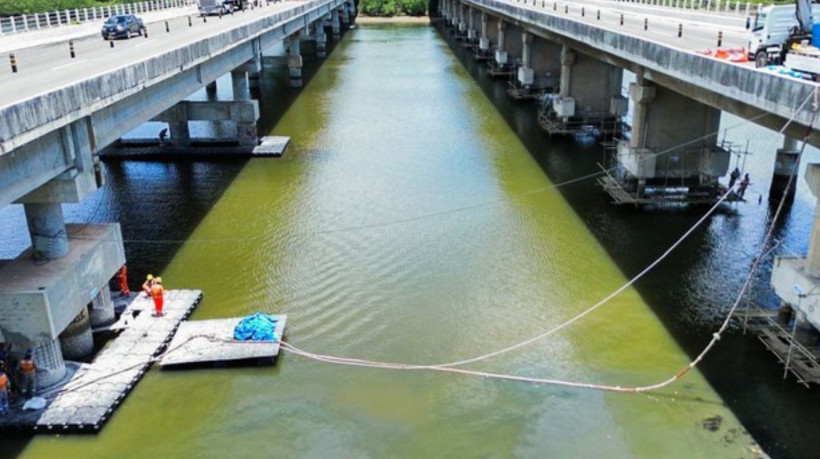 A ponte sobre o rio Jaguaribe no km 47 da BR-304, em Aracati, segue com a travessia antiga (sentido Mossoró) em obras
