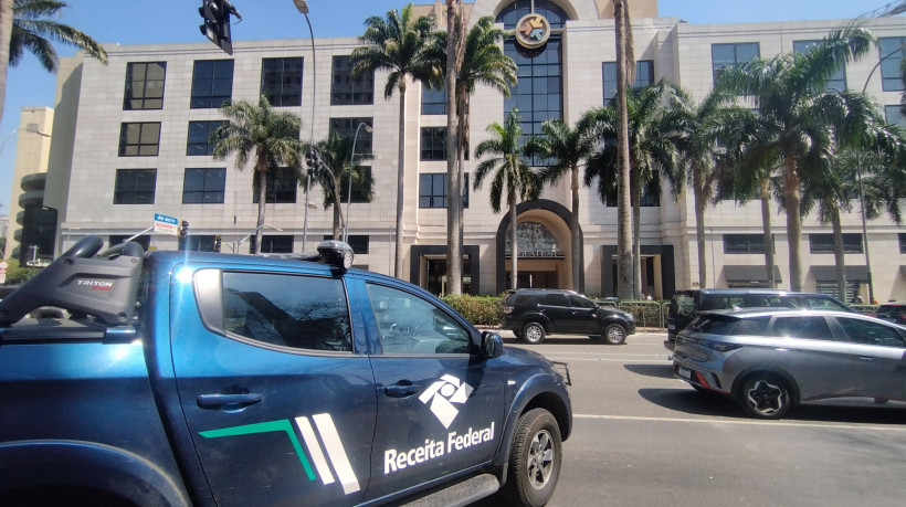 Movimenta&ccedil;&atilde;o de viaturas da Pol&iacute;&shy;cia Federal, Pol&iacute;cia Militar e Receita Federal em pr&eacute;dios da avenida Brigadeiro Faria Lima, principal centro financeiro do Pa&iacute;s, na zona oeste de S&atilde;o Paulo, na manh&atilde; desta quinta-feira, 28 de agosto de 2025, durante o cumprimento de mandados da Opera&ccedil;&atilde;o Carbono Oculto. A a&ccedil;&atilde;o, que conta com equipes da Pol&iacute;cia Militar, promotores do Grupo de Atua&ccedil;&atilde;o Especial de Combate ao Crime Organizado (Gaeco), agentes e fiscais das Receitas Estadual e Federal, &eacute; a maior feita at&eacute; hoje para combater a infiltra&ccedil;&atilde;o do crime organizado na economia formal do Pa&iacute;s. A a&ccedil;&atilde;o mira envolvidos no dom&iacute;nio de toda a cadeia produtiva da &aacute;rea de combust&iacute;veis, parte da qual foi capturada pelo Primeiro Comando da Capital (PCC)