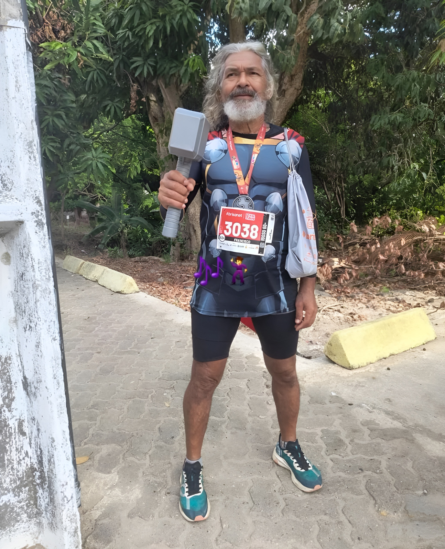 Assis usa fantasia em parte das provas que participa, e também canta com as mesmas roupas, por vezes